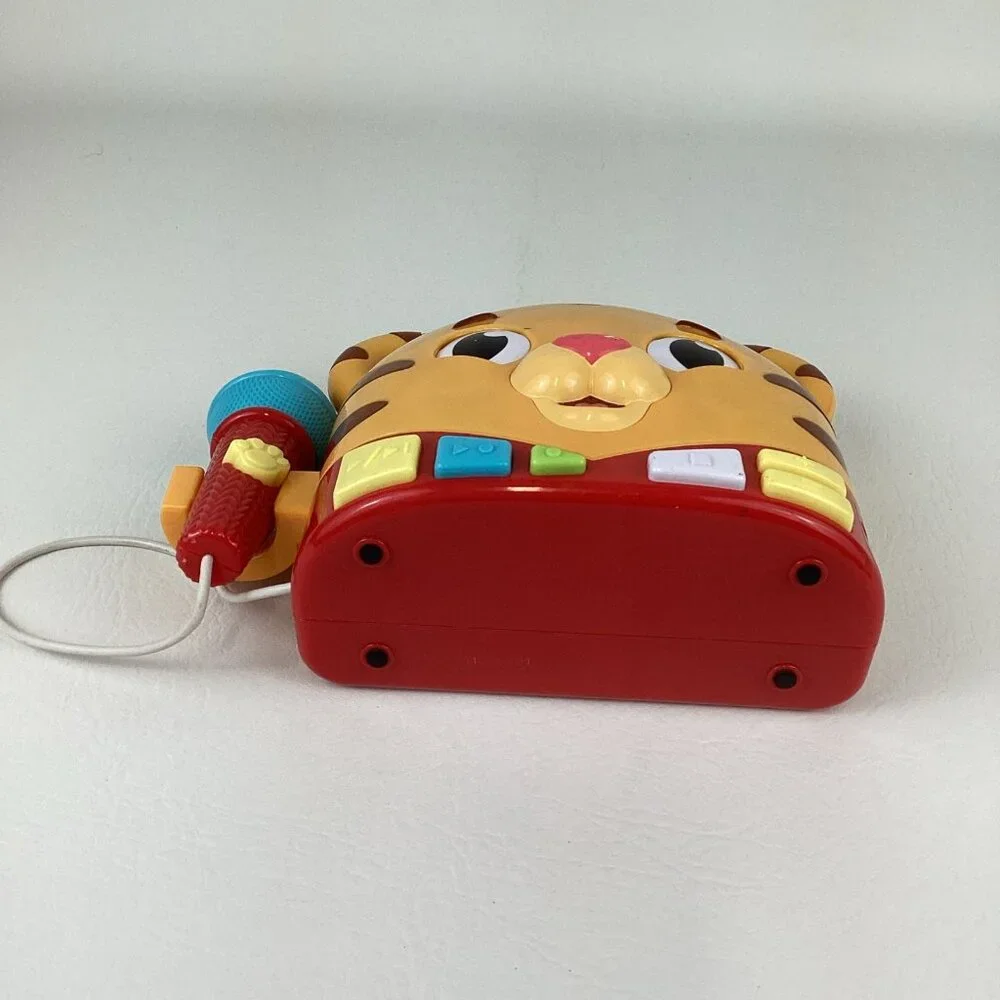 Daniel Tiger's Neighborhood Sing Along Music Player Microphone Voice Recorder - Picture 5 of 6